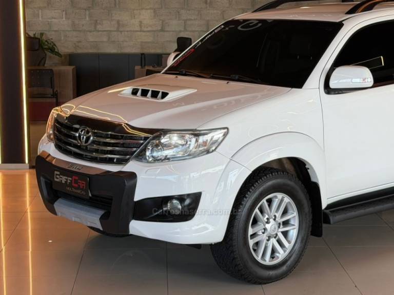 TOYOTA - HILUX SW4 - 2013/2013 - Branca - R$ 146.900,00