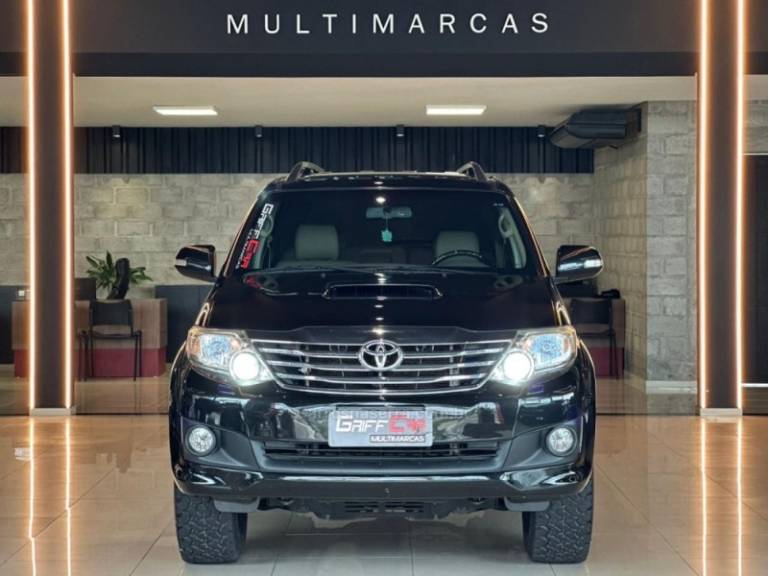 TOYOTA - HILUX SW4 - 2012/2012 - Preta - R$ 139.900,00