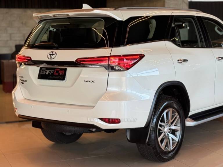 TOYOTA - HILUX SW4 - 2016/2017 - Branca - R$ 219.900,00