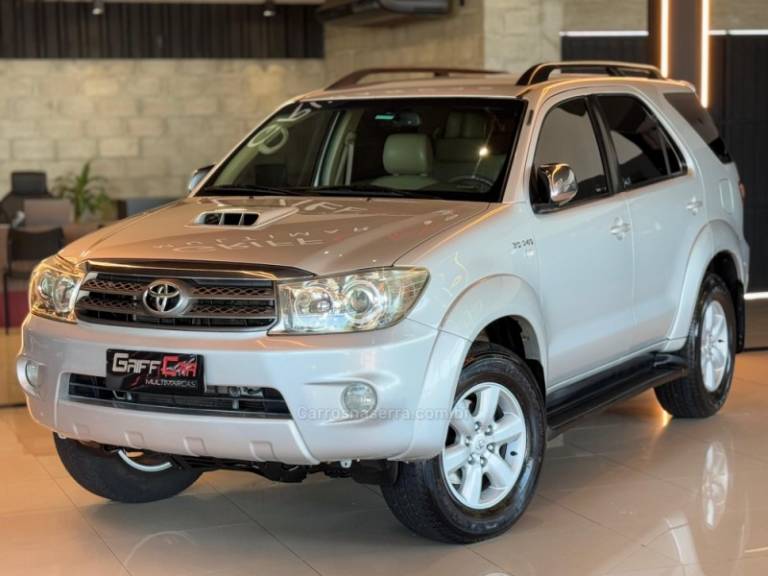 TOYOTA - HILUX SW4 - 2009/2010 - Prata - R$ 124.900,00