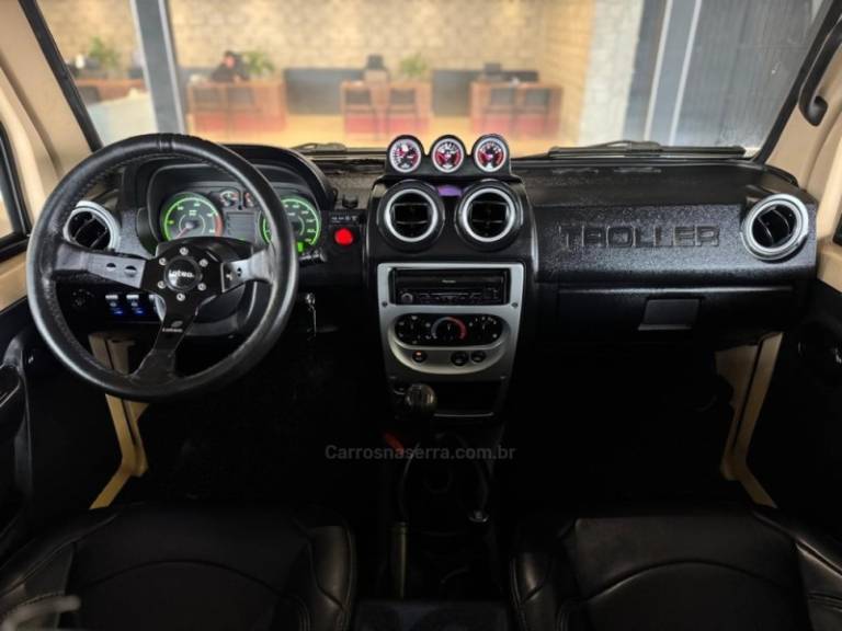TROLLER - T4 - 2011/2011 - Bege - R$ 179.900,00