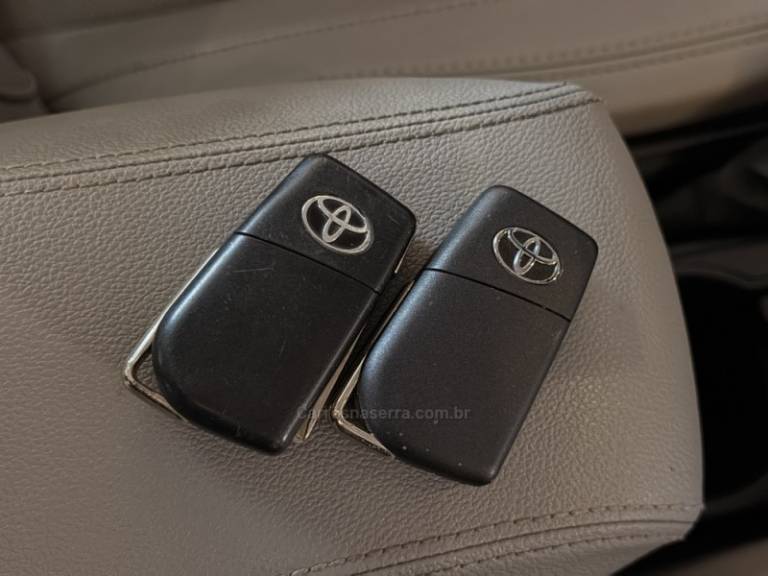 TOYOTA - COROLLA - 2016/2017 - Preta - R$ 83.900,00