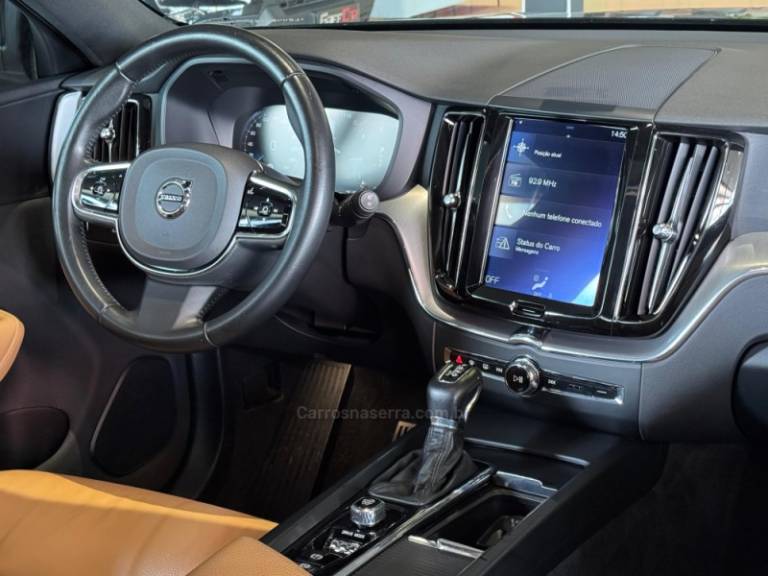 VOLVO - XC60 - 2019/2020 - Preta - R$ 189.900,00