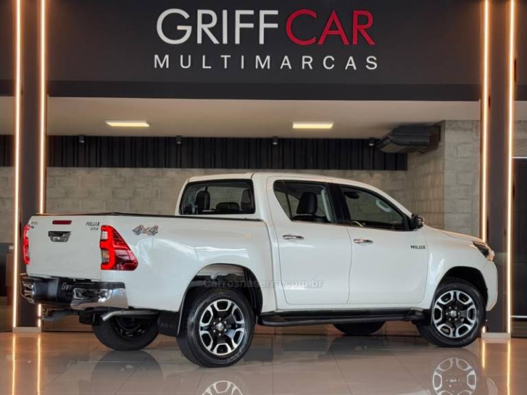 TOYOTA - HILUX - 2020/2021 - Branca - R$ 254.900,00