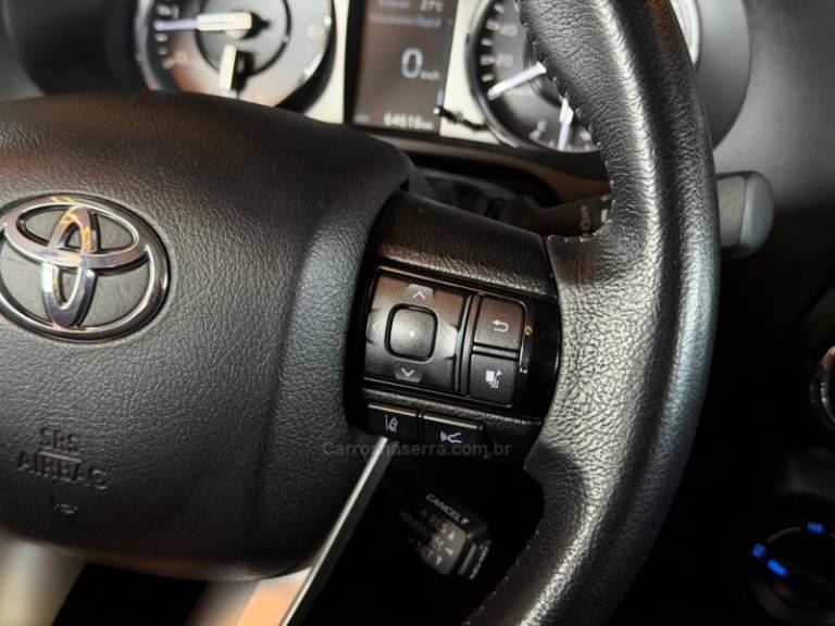 TOYOTA - HILUX - 2022/2023 - Branca - R$ 285.900,00