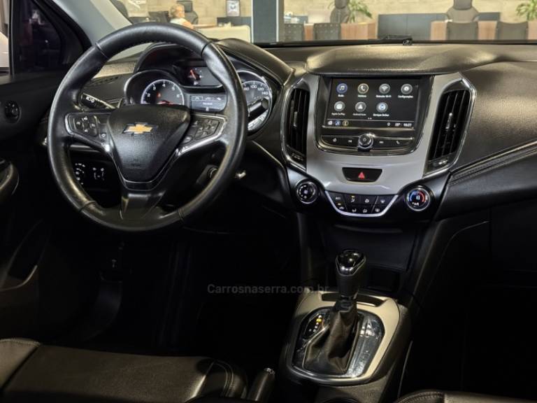 CHEVROLET - CRUZE - 2022/2023 - Branca - R$ 109.900,00