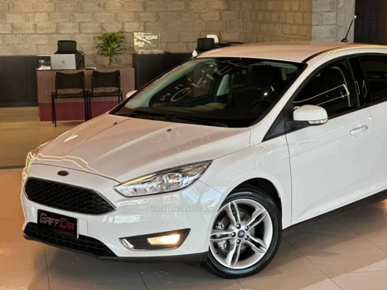 FORD - FOCUS - 2017/2018 - Branca - R$ 72.900,00