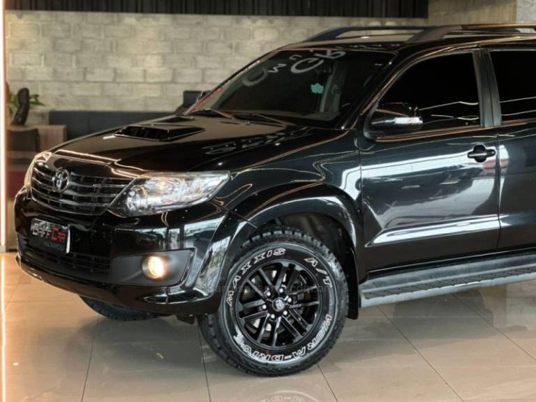 TOYOTA - HILUX SW4 - 2012/2012 - Preta - R$ 139.900,00