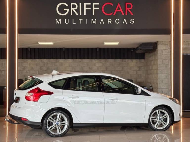 FORD - FOCUS - 2014/2015 - Branca - R$ 54.900,00