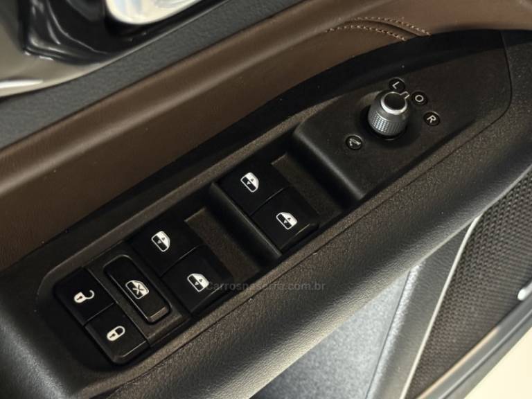 JEEP - COMMANDER - 2023/2023 - Cinza - R$ 179.900,00