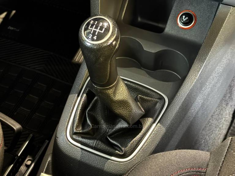 VOLKSWAGEN - FOX - 2013/2013 - Preta - R$ 43.900,00