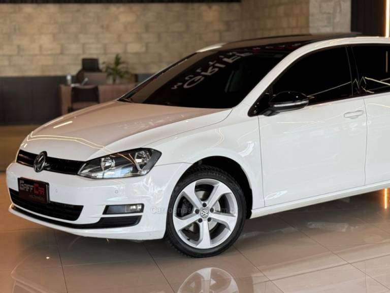 VOLKSWAGEN - GOLF - 2014/2015 - Branca - R$ 82.900,00