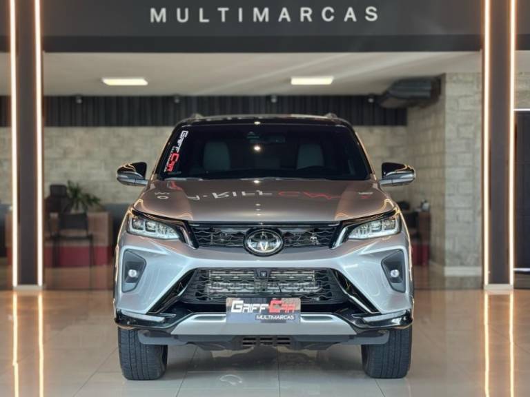 TOYOTA - HILUX SW4 - 2022/2022 - Prata - R$ 359.900,00