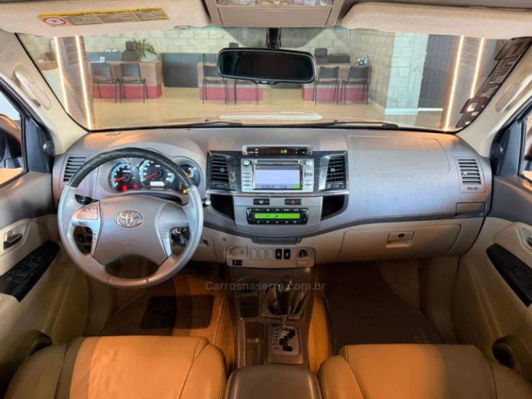 TOYOTA - HILUX SW4 - 2013/2013 - Branca - R$ 146.900,00