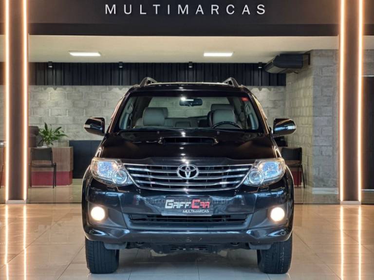 TOYOTA - HILUX SW4 - 2011/2012 - Preta - R$ 144.900,00