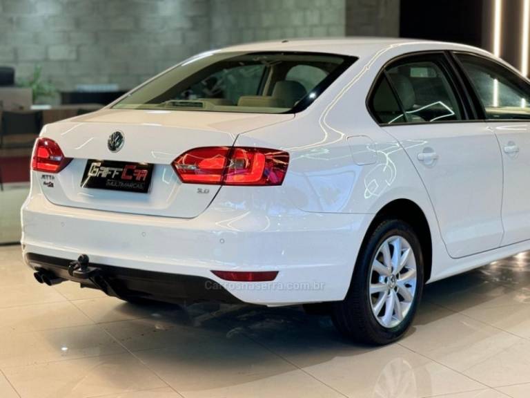 VOLKSWAGEN - JETTA - 2011/2012 - Branca - R$ 59.900,00