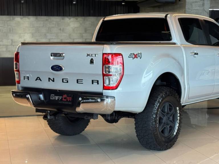 FORD - RANGER - 2013/2014 - Prata - R$ 121.900,00