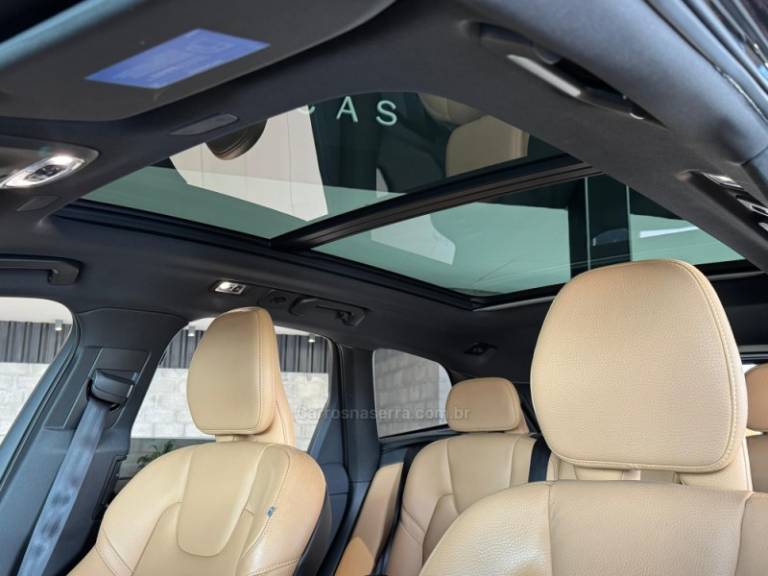 VOLVO - XC60 - 2019/2020 - Preta - R$ 189.900,00