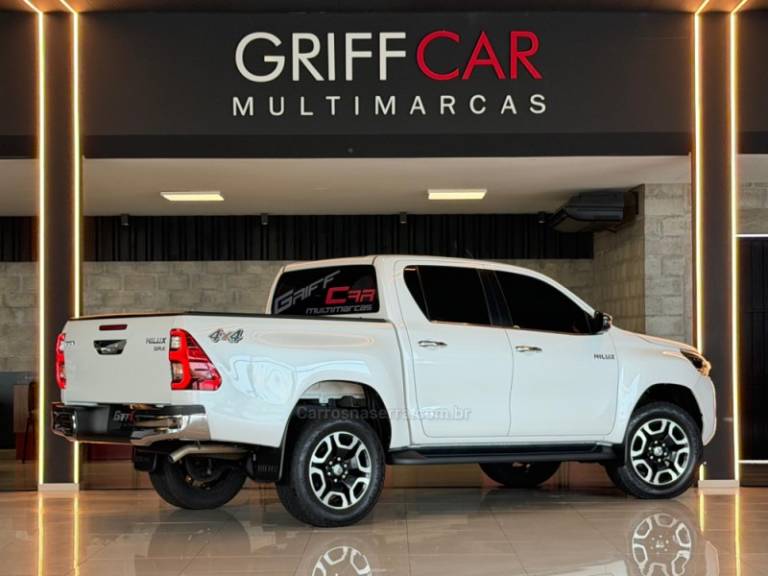 TOYOTA - HILUX - 2022/2023 - Branca - R$ 285.900,00