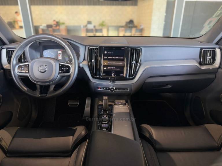 VOLVO - XC60 - 2021/2021 - Preta - R$ 217.900,00