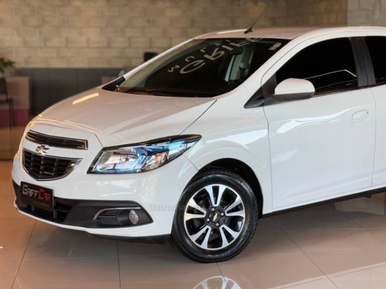 CHEVROLET - ONIX - 2015/2015 - Branca - R$ 54.900,00