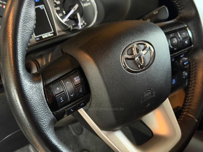 TOYOTA - HILUX - 2022/2023 - Branca - R$ 285.900,00
