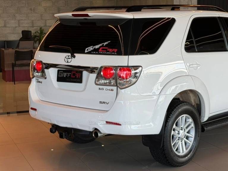 TOYOTA - HILUX SW4 - 2013/2013 - Branca - R$ 146.900,00