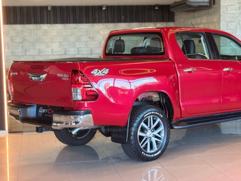 TOYOTA - HILUX - 2016/2017 - Vermelha - R$ 195.900,00