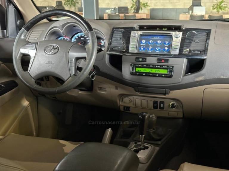 TOYOTA - HILUX SW4 - 2012/2012 - Preta - R$ 139.900,00