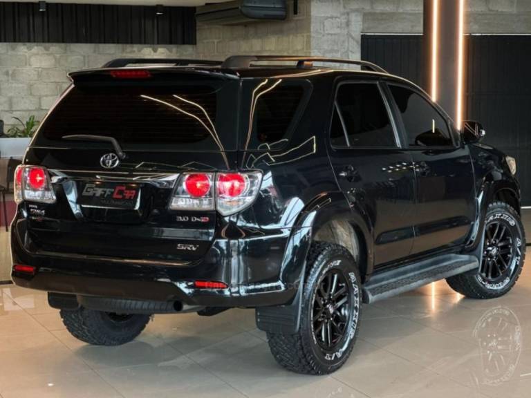 TOYOTA - HILUX SW4 - 2012/2012 - Preta - R$ 139.900,00