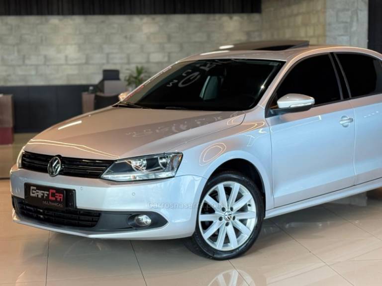 VOLKSWAGEN - JETTA - 2013/2014 - Prata - R$ 75.900,00