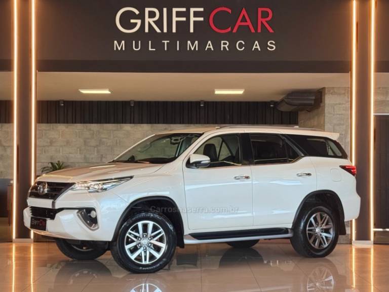 TOYOTA - HILUX SW4 - 2016/2017 - Branca - R$ 219.900,00