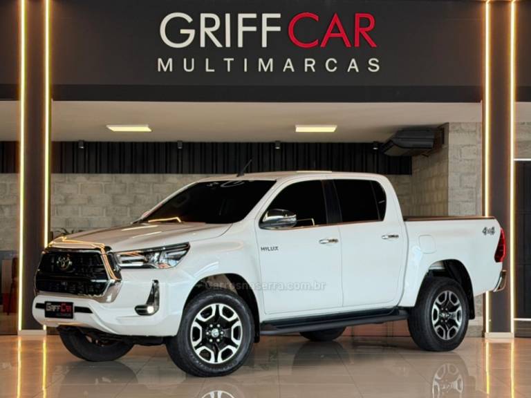 TOYOTA - HILUX - 2022/2023 - Branca - R$ 279.900,00