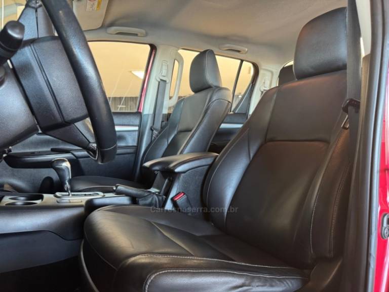 TOYOTA - HILUX - 2016/2017 - Vermelha - R$ 195.900,00