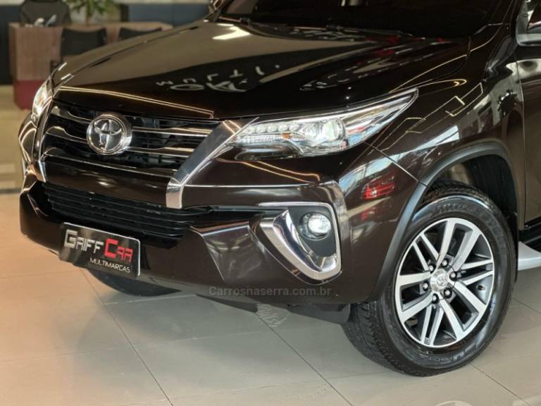 TOYOTA - HILUX SW4 - 2018/2019 - Marrom - R$ 259.900,00