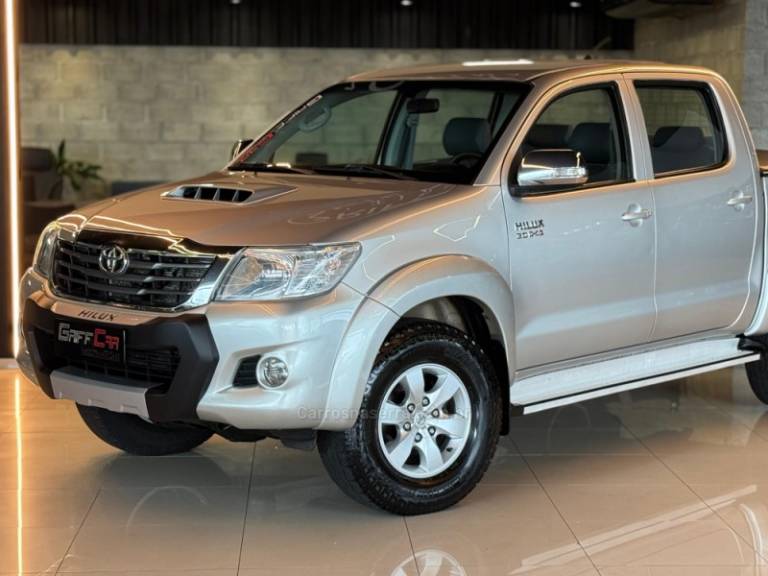 TOYOTA - HILUX - 2013/2014 - Prata - R$ 147.900,00