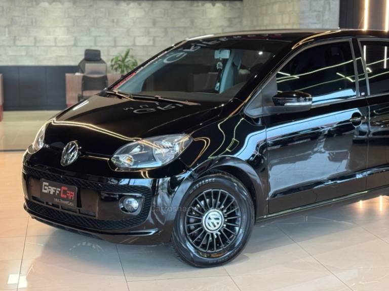VOLKSWAGEN - UP - 2015/2016 - Preta - R$ 52.900,00
