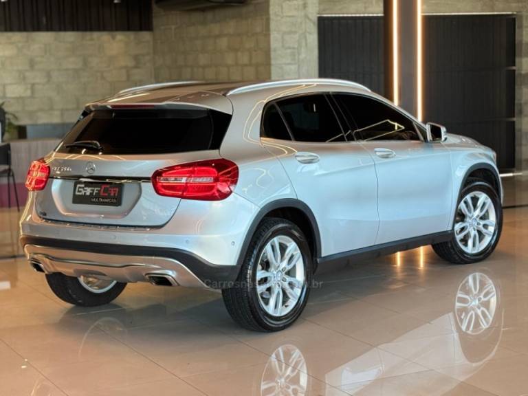 MERCEDES-BENZ - GLA 200 - 2014/2015 - Prata - R$ 89.900,00