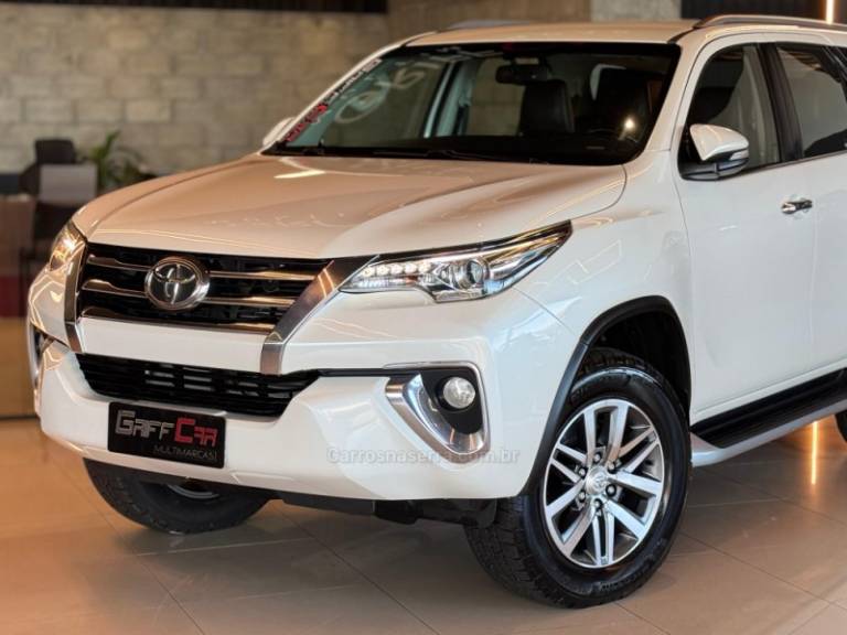TOYOTA - HILUX SW4 - 2016/2017 - Branca - R$ 219.900,00