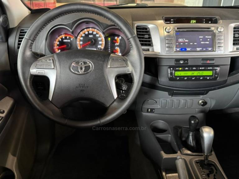TOYOTA - HILUX - 2014/2014 - Prata - R$ 147.900,00