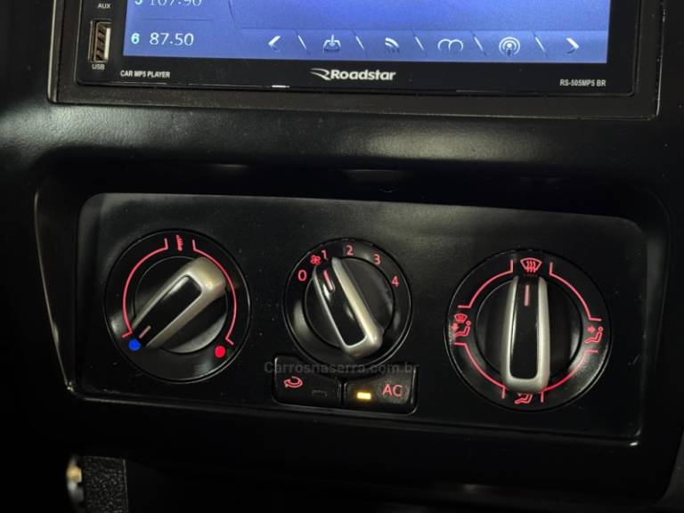 VOLKSWAGEN - FOX - 2013/2013 - Preta - R$ 43.900,00