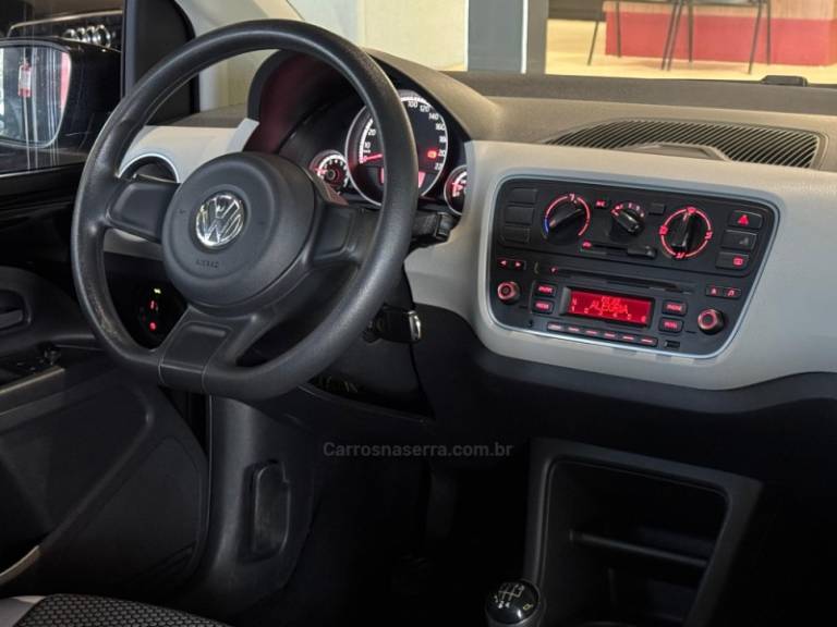 VOLKSWAGEN - UP - 2015/2016 - Preta - R$ 52.900,00