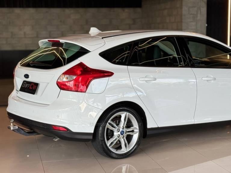 FORD - FOCUS - 2014/2015 - Branca - R$ 54.900,00