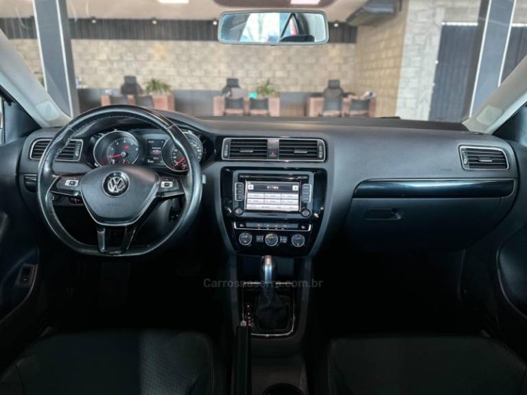 VOLKSWAGEN - JETTA - 2014/2015 - Vermelha - R$ 87.900,00