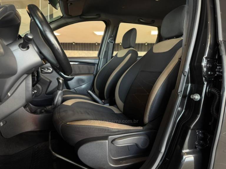 RENAULT - DUSTER - 2015/2016 - Preta - R$ 63.900,00