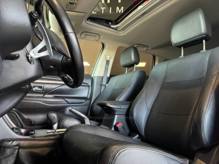 MITSUBISHI - OUTLANDER - 2015/2016 - Branca - R$ 121.900,00