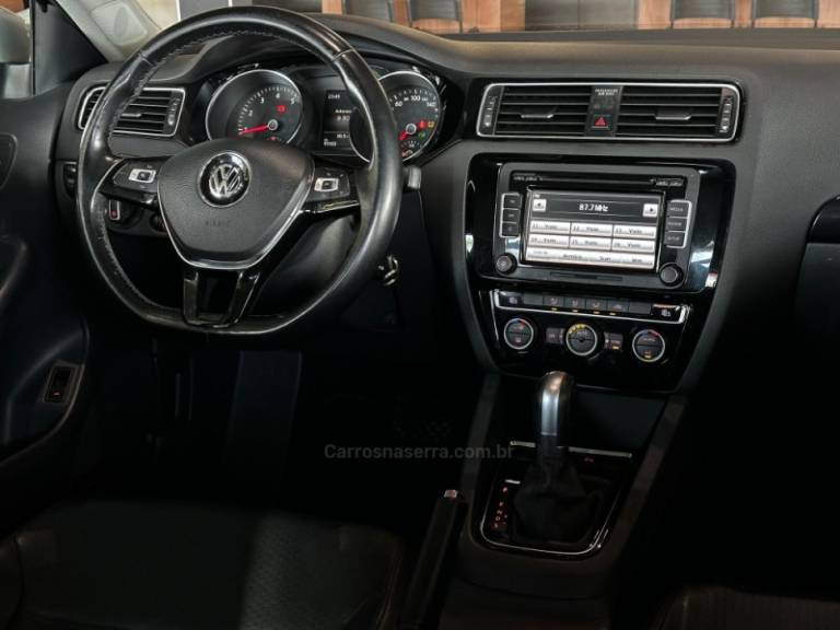 VOLKSWAGEN - JETTA - 2014/2015 - Vermelha - R$ 87.900,00