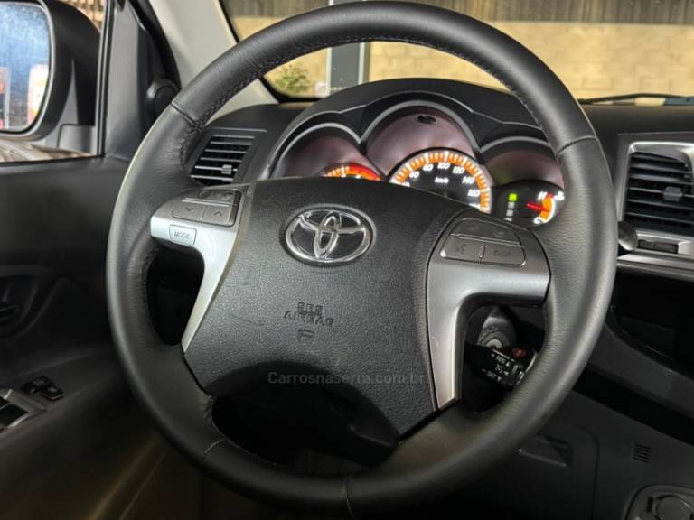 TOYOTA - HILUX - 2013/2014 - Prata - R$ 147.900,00