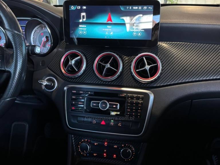 MERCEDES-BENZ - GLA 200 - 2014/2015 - Prata - R$ 89.900,00