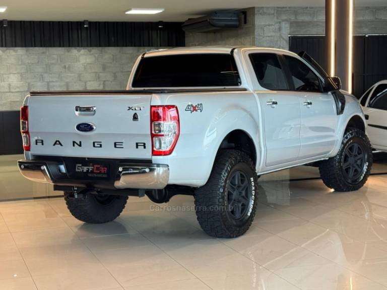 FORD - RANGER - 2013/2014 - Prata - R$ 121.900,00